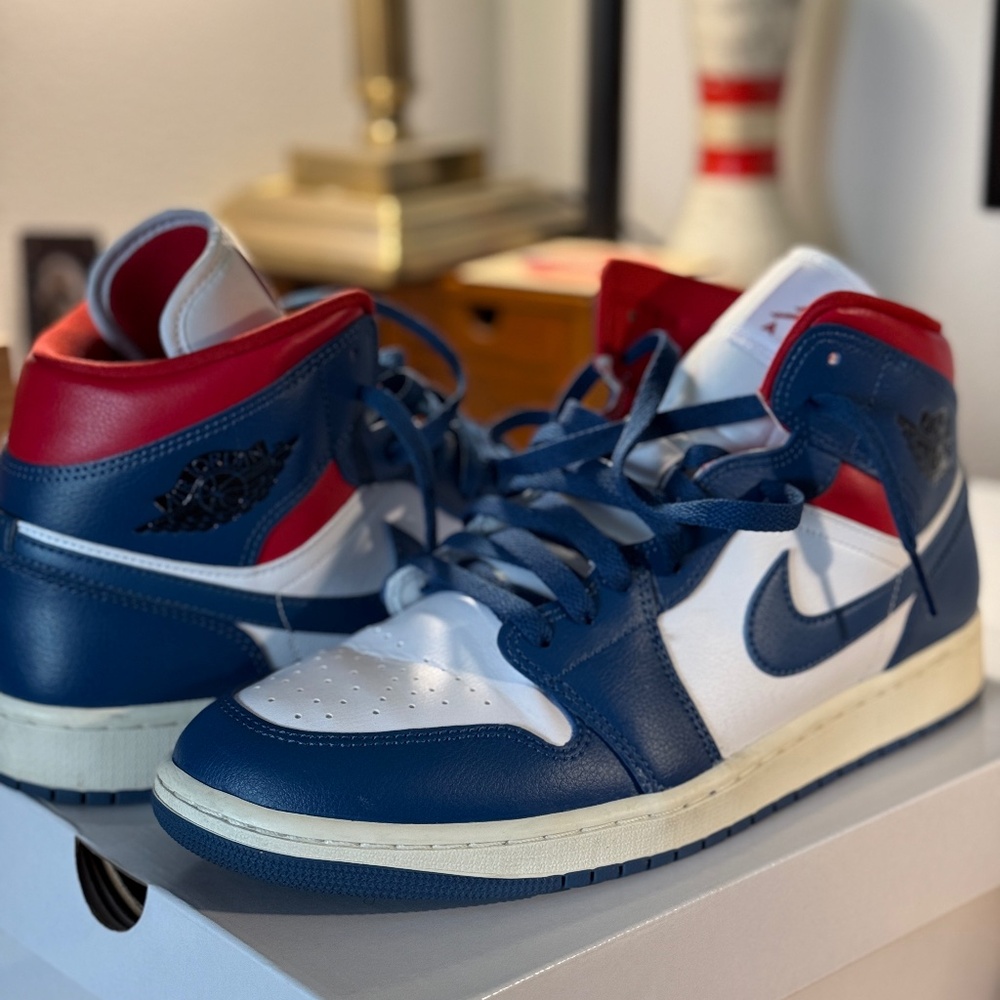 ALMOST NEW - WORN WMNS12/MNS10.5 - AIR JORDAN 1 MID RED/WHT/BLU - BOSTONRED SOX